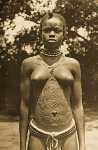 Femme de Guinée avec scarification traditionnelle, c.1905